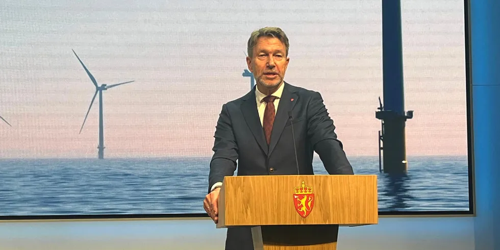 Regjeringen øker havvindambisjonene og varsler hybridkabler i kommende havvindprosjekter. Temopoet i konsesjonsbehandlingen skal økes betraktelig, sier olje og energiminister Terje Aasland.