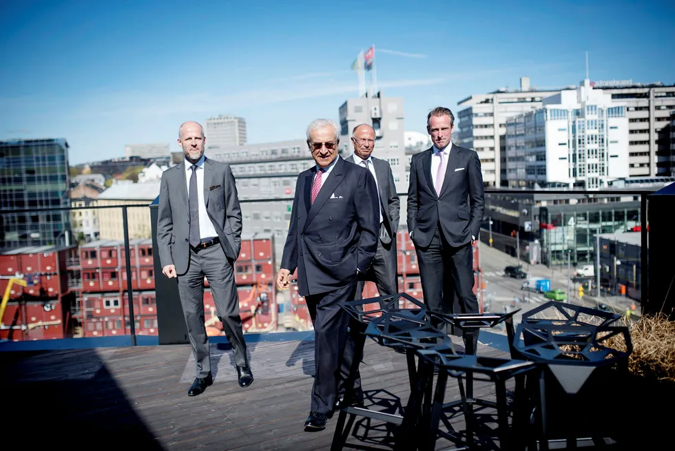Bijan Mossavar-Rahmani (i forgrunnen) på taket av DNOs lokaler på Aker Brygge, sammen med gründerne av Origo exploration Ørjan Gjerde (til venstre) og Svein Ilebekk samt administrerende direktør i DNO Bjørn Dale. Foto: Skjalg Bøhmer Vold
