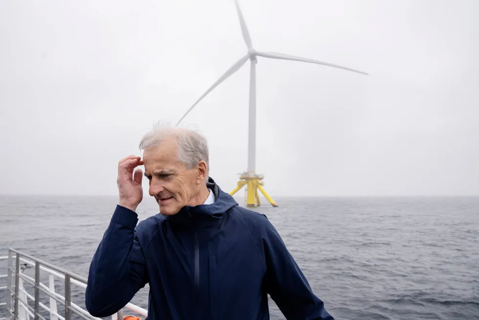 Statsminister Jonas Gahr Støre besøkte havvindprosjektet ved Utsira utenfor Haugesund onsdag og er ikke enig i Sørgards vurdering.