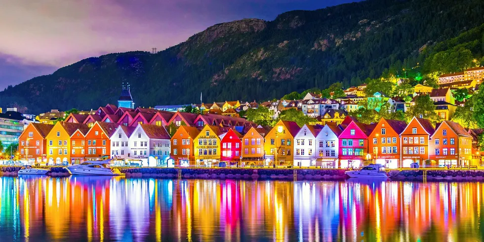 Kraftforsyningen til Bergen og resten av Nordhordland er knapp, og fylkeskommunen ber Statnett om å vise en mer offensiv holdning for å skaffe regionen mer strøm.