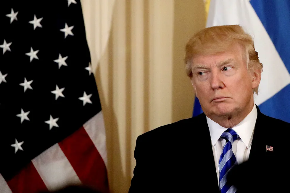 President Donald Trump får hjelp fra støttespillerne. Foto: CARLOS BARRIA/Reuters/NTB Scanpix