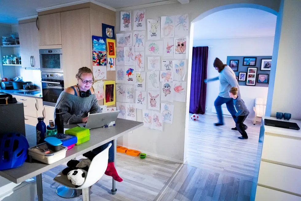 Tonje Holm Hjertaas hjelper stadig flere som sliter psykisk med hjemmekontor. Har tar hun en jobbeøkt mens pappa Espen spiller fotball i stuen med Emil før skoledagen starter.