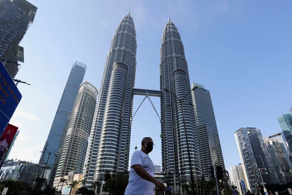 Aker Solutions malaysiske datterselskap er anklaget for å ha presentert falsk informasjon om eierskapet av selskapet, for å sikre seg lisenser fra det statlige oljeselskapet Petronas. Her Petronas Towers, som er selskapets hovedkvarter.