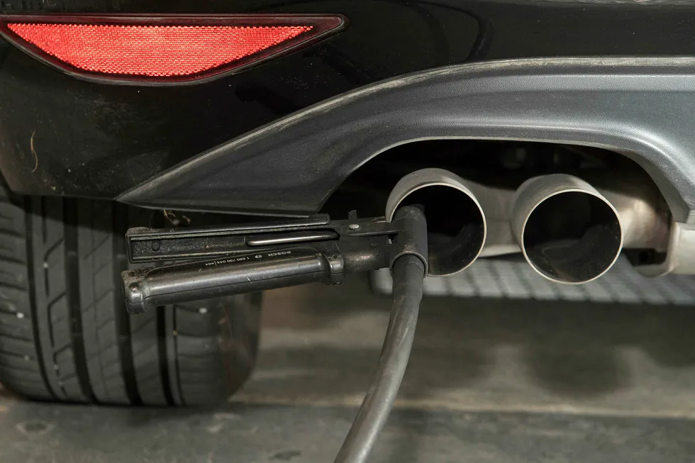 Amerikanske VW-kunder har gått til sak etter utslippsjukset. Nå vil Volkswagen utsette rettssakene etter at advokat sammenlignet bilprodusentens utslippseksperimenter med holocaust. Foto: Thomas Kienzle/AFP/NTB Scanpix