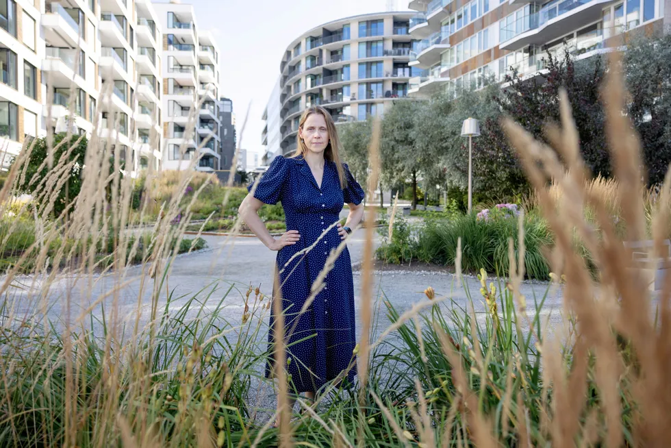 Leder Lise Lyngsnes Randeberg i Akademikerne reagerer på at Arbeids- og inkluderingsdepartementet sier at arbeidslivets parter rapporterer at den norske ordningen synes å fungere bra. Akademikerne har siden 2005 sagt klart ifra om at feriepengeordningen ikke fungerer, og kan stride med EØS-retten.