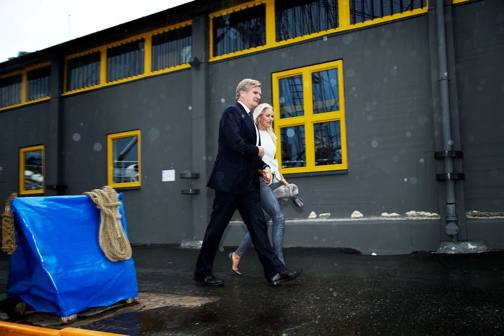 London-investor Tor Olav Trøim og hans forlovede Celina Midelfart har en papirgevinst på over en halv milliard kroner på riggselskapet Borr Drilling etter vel én måned. Her fra en bransjefest i Oslo sommeren 2013. Foto: Thomas T. Kleiven