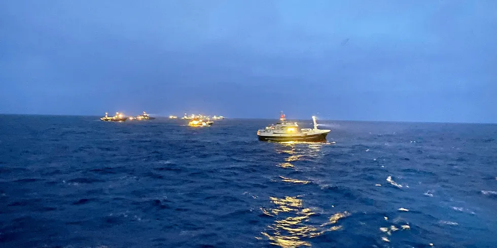 Her er elleve fiskefartøyer, ti norske og ett russisk, i formasjonssøk etter den savnede fiskeren Jo Aron Kvinge Rogne fra Longva. Leteaksjonen nord for Bjørnøya, som ble avsluttet onsdag, ble koordinert av KV «Barentshav», som lå midt i rekken av båter. At fartøyene avsluttet fisket de holdt på med og meldte seg for å lete etter sin savnede kollega, sier mye om våre dyktige fiskere.