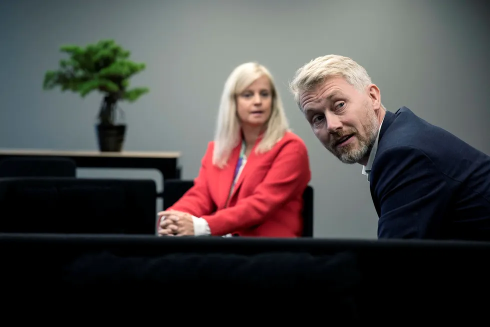 Nyhetsredaktør Karianne Solbrække og TV 2-sjef Olav Sandnes i TV 2 sine nye lokaler i Media City i Bergen.