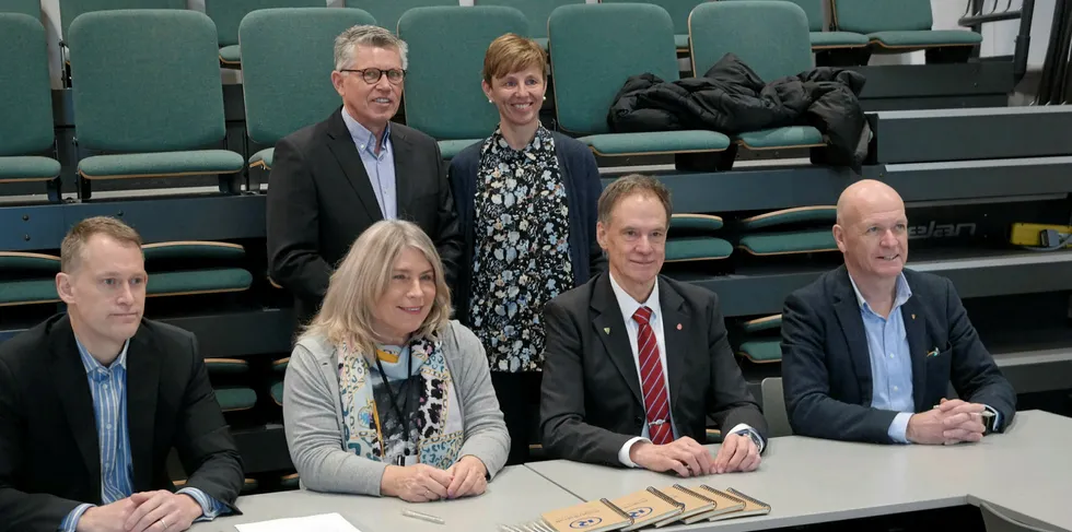 Fusjonsavtalen mellom Nore Energi og Ringerikskraft ble signert onsdag 19. februar. Foran fra venstre: Eric Nasby, eierkontakt KLP, Kirsten Orebråthen, ordfører Ringerike kommune, Jan Gaute Bjerke, Ordfører Nore og Uvdal kommune, Syver Leivestad, ordfører Hole kommune. Bak fra venstre: Styreleder i Ringerikskraft, Per Erling Roskifte og styreleder i Nore, Ingunn Aasen.