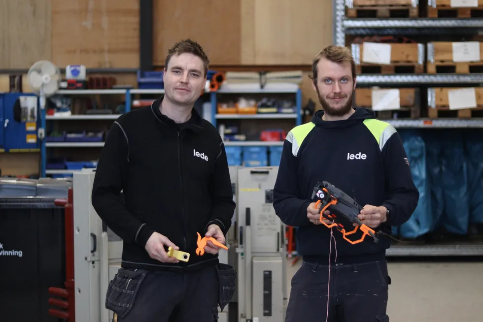 Energimontørene i Lede, Anders Høgseth og Marcus Østlie, 3D-printer sitt eget spesialverktøy som de får brukt for i montørhverdagen.