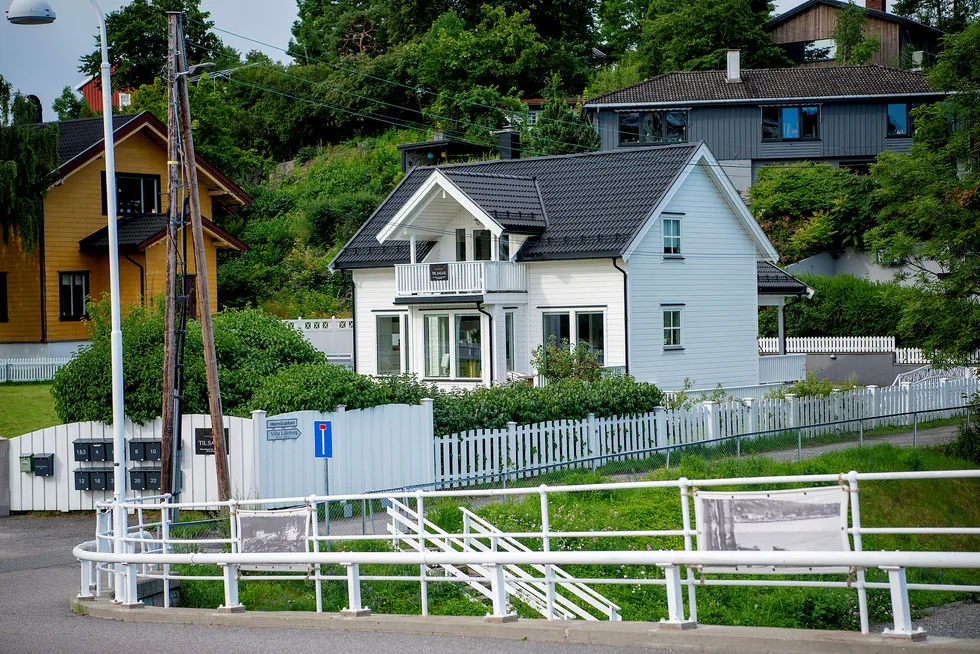 Det er satt opp skilt fra Privatmegleren på eiendommen til Isabelle Ringnes og Bjørn Erik Ihlen, men den legges ikke ut på det åpne markedet før i august.