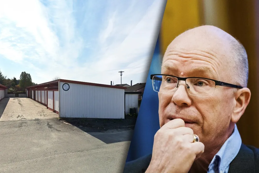 Frittstående garasjer, som denne i Kristiansand, skal ikke ha strømstøtte, konkluderer RME, her ved toppsjef Tore Langset. Flere nettselskaper følger nå opp tolkningen og fratar borettslag deler av strømstøtten.