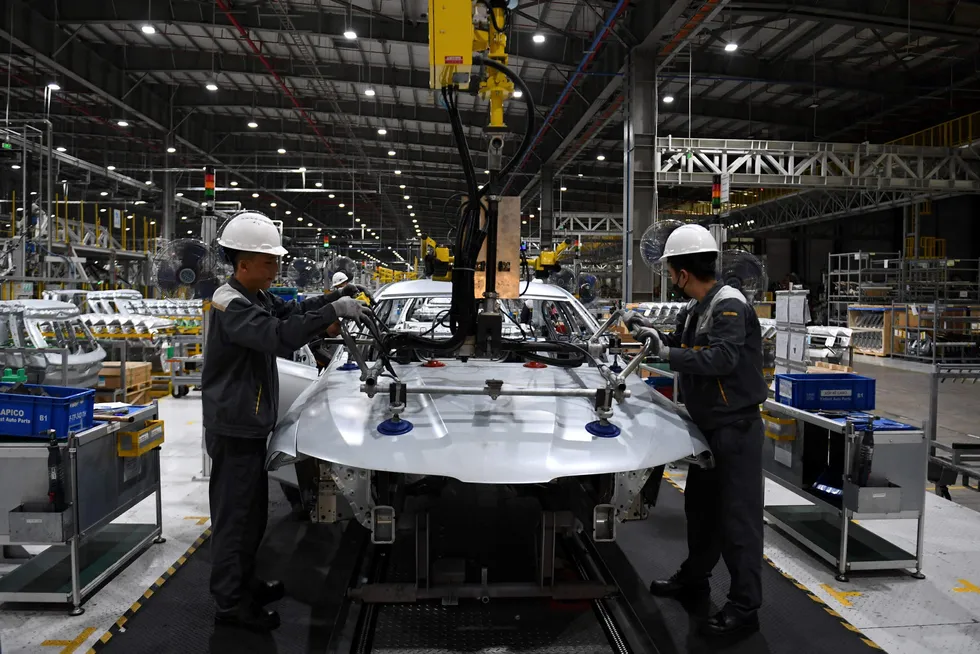 Vietnam har holdt høy aktivitet gjennom pandemien og har tatt markedsandeler fra Kina. Nå stuper ordreinngangen fra USA og Europa. Her fra elbilprodusenten VinFast i Haiphong. Selskapet starter eksport av elbiler til USA om kort tid.