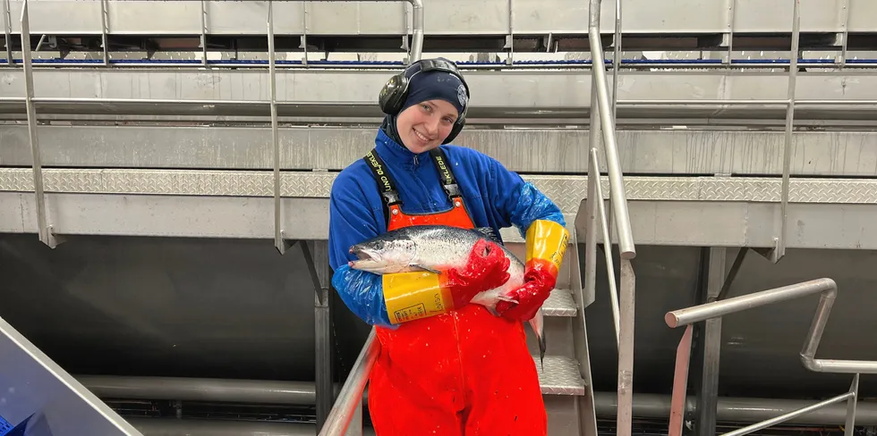 – I starten var det veldig skummelt, for jeg var redd for fisken. Jeg fikk blant annet en levende fisk i hendene, som var mitt mareritt. Etter noen uker blir man vant til fisken, og frykten gikk over, sier Lovisa Bodell om jobben hun har hatt i et år nå.