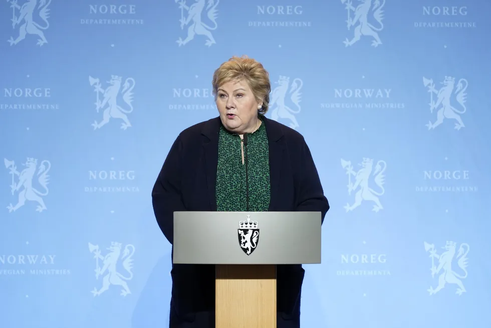 – Det kan vise seg at slutten kan være noen veldig bratte bakker for å sikre at flest mulig nordmenn kommer over målstreken i dette maratonen, sa statsminister Erna Solberg under pressekonferanse onsdag. Grensen til Norge blir nå i praksis stengt, opplyste statsministeren.
