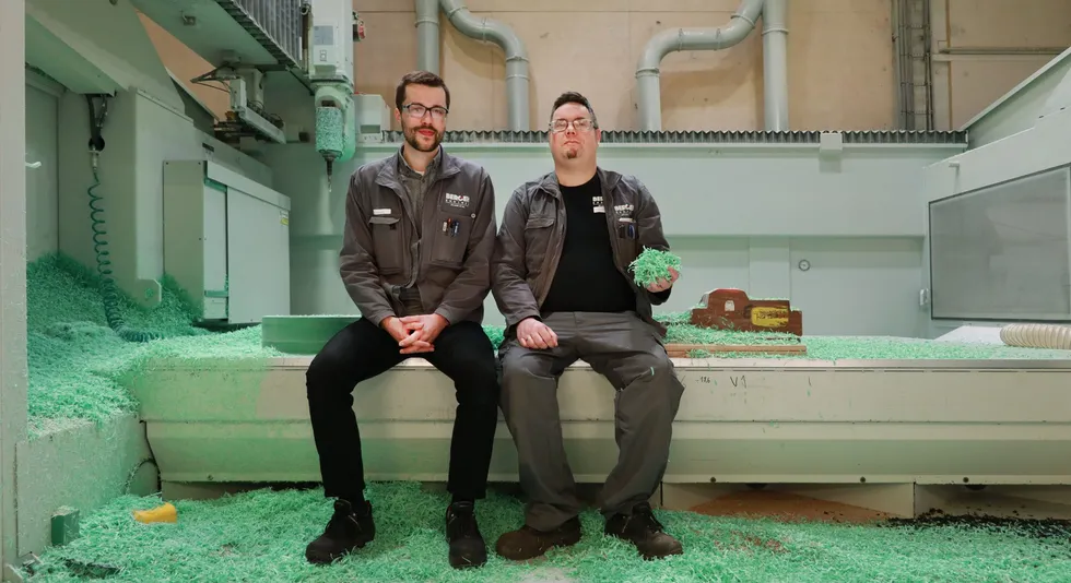 Sjur Herheim og Stein Ove Vikebø er henholdsvis leder for støperi og maskinering, og teknisk sjef. Begge er vel plassert i en moderne CNC-fres.