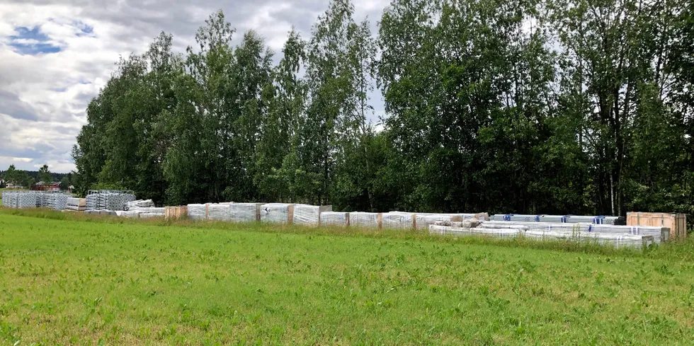 Stativ til 4200 solcellemoduler ligger fortsatt på jordet der Vikersund solpark i Modum kommune nå skulle levert strøm. Nå har solkraftutvikleren fått tak i et alternativt areal, men gir ikke opp målet om å kombinere gressdyrking og beite med solkraftproduksjon her.