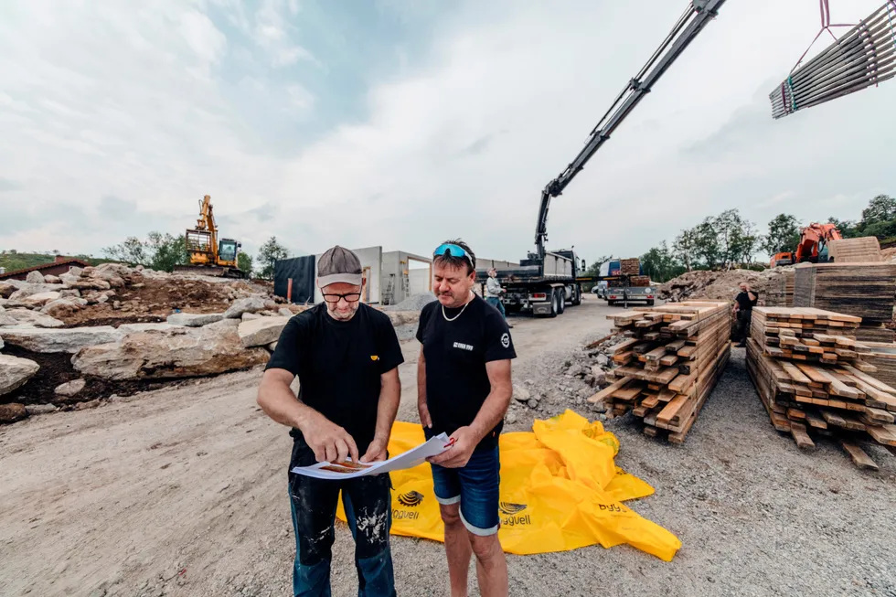 Knut Thorkaas til venstre og rørlegger Arnfinn Erga ser på tegningen av hytta som Thorkaas bygger i Sirdal.– Det er en utfordring å få tak i trelast. Nå kommer materialer fra to kjeder, istedenfor en, sier Thorkaas.