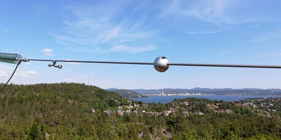 Det er sensorer, eller neuroner, som dette Fagne skal montere på sine kraftlinjer.