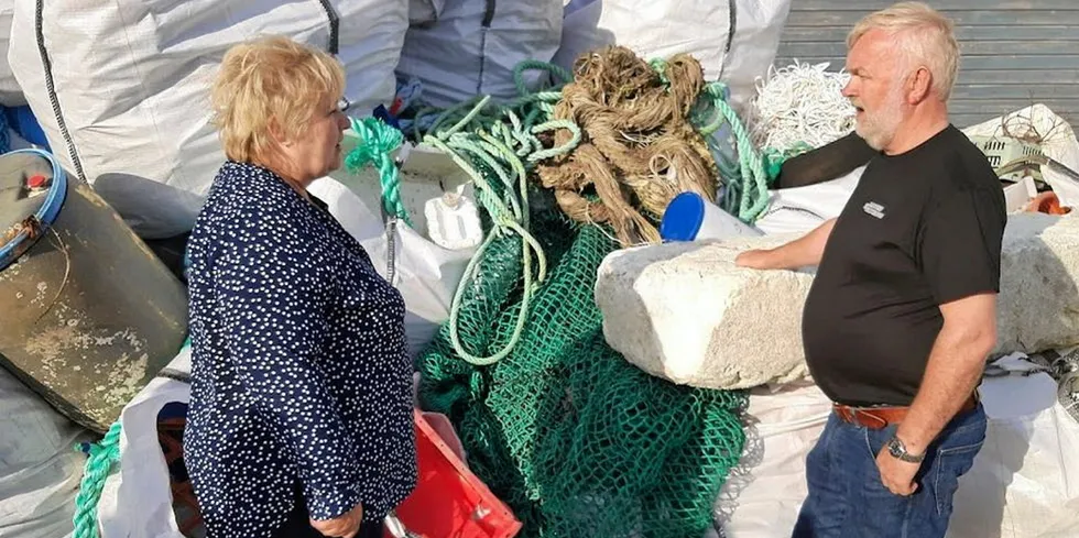 Erna Solberg besøkte onsdag Mausund Feltstasjon. Her snakker hun med daglig leder Odd Arne Arnesen.