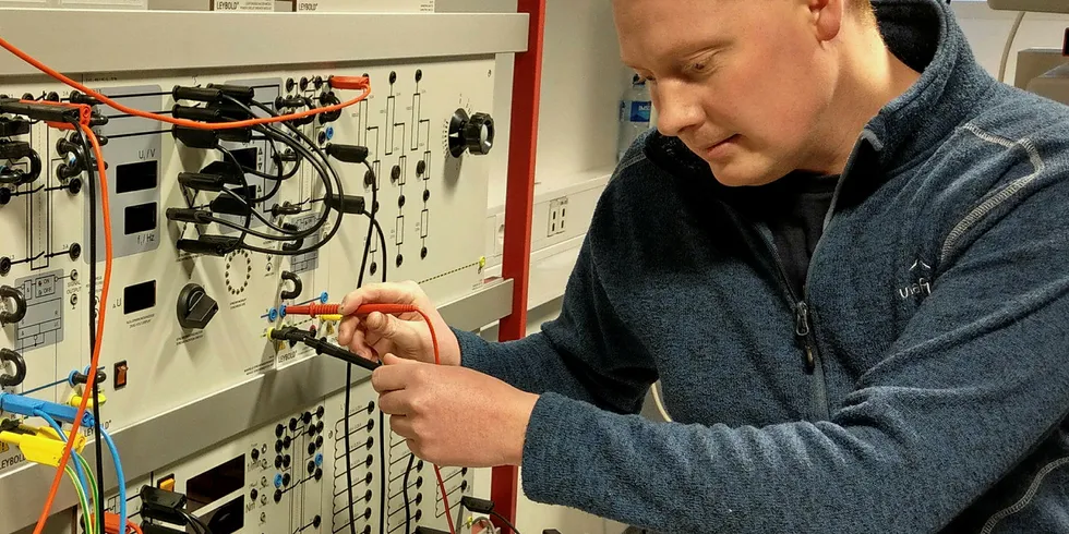VIDEREUTDANNING: Jørgen Ask Bakke har fått permisjon fra jobben i Sandøy Energi for å videreutdanne seg ved Fagskolen i Ålesund.