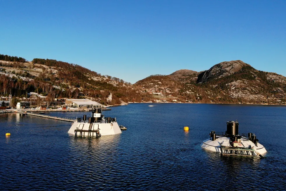 Globene i produksjon hos Fishglobe. Dette er den minste varianten kalt Fishglobe 3,5k. Nova Sea skal ha den største.