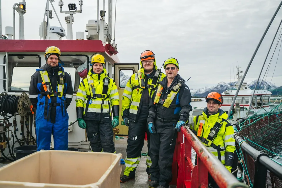 Ansatte på mærkanten hos lakseprodusenten Øyfisk som driver i Øksnes kommune i Vesterålen. Selskapet inngår i Gunnar Klo-konsernet på Myre.