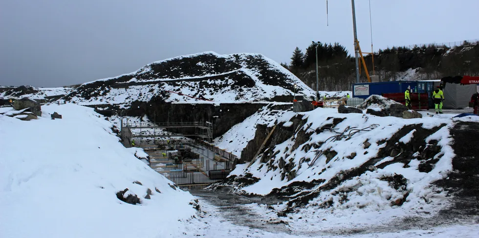 Salmon Evolution er i ferd med å bygge et av Europas største landbaserte lakseanlegg. Det ligger i Hustadvika kommune utenfor Molde, på tomten hvor Viken Pukkverk tidligere lå. Bildet er tatt 15. februar 2021.