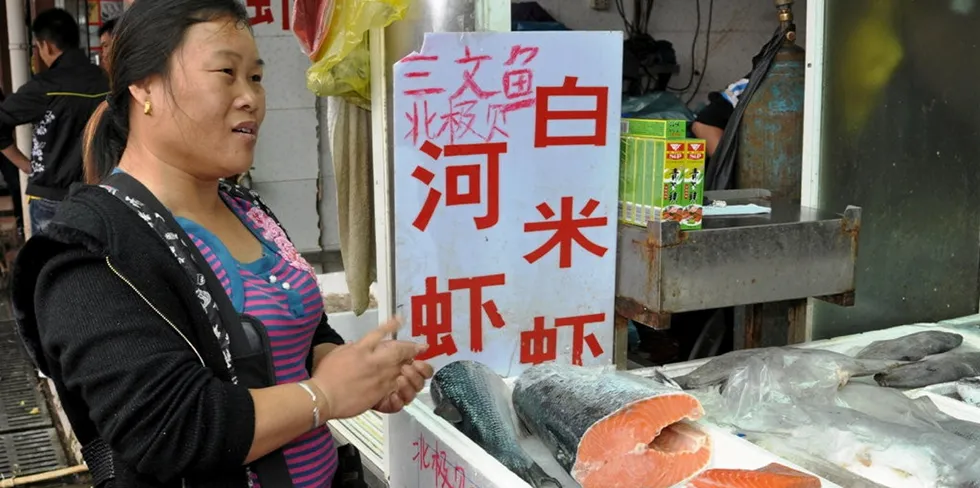 Norsk laks på fiskemarked i Shanghai i november 2010. Da hadde Norge aleine 90 prosent av det kinesiske markedet for atlantisk laks. Nå er Norge igjen størst, men med en betydelig lavere markedsandel.