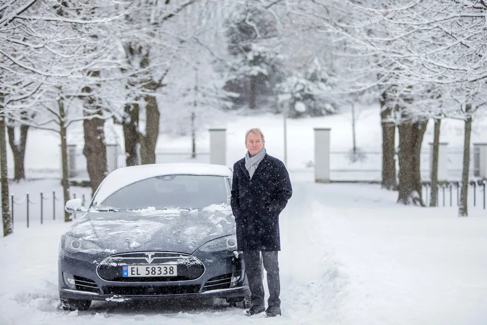 Jens Ulltveit-Moe har sammen med 79 andre Tesla-eiere inngått forlik i gruppesøksmålet mot Tesla. Her står Ulltveit-Moe foran «den beste bilen jeg har hatt» i januar, da DN skrev om søksmålet første gang. Foto: Javad Parsa