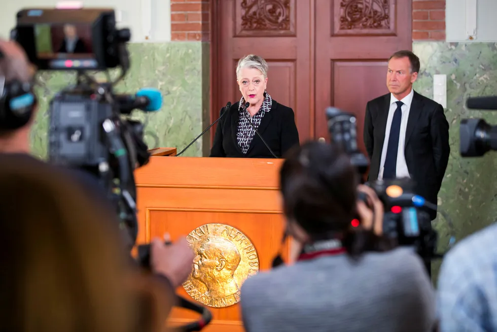 Leder av Nobelkomiteen, Berit Reiss-Andersen, har fått nok av kandidater å velge mellom til neste fredsprisutdeling. På bildet offentliggjør hun, med komiteens sekretær Olav Njølstad (i bakgrunnen), fjorårets vinner av fredsprisen; Den internasjonale kampanjen for forbud mot atomvåpen, ICAN. Foto: Heiko Junge / NTB scanpix