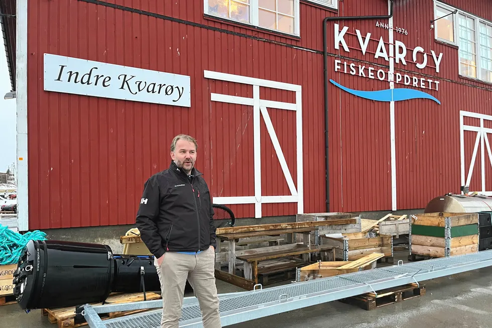 Alf-Gøran Knutsen i Kvarøy Fiskeoppdrett, her på kaia foran kontoret.