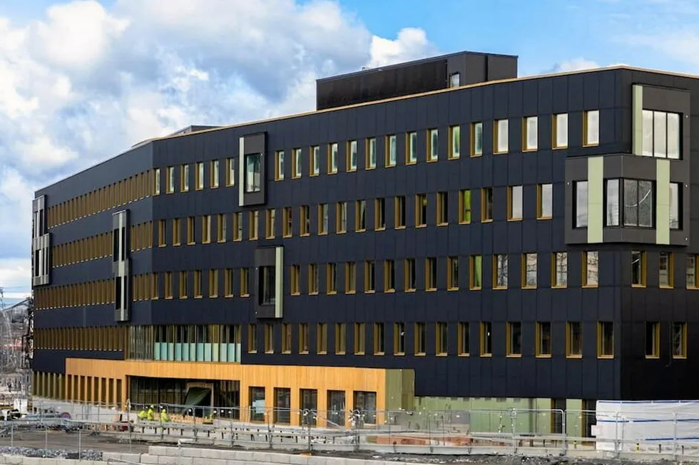 Kontorbygget Obos har bygd, vil produsere mer kraft enn bygningen har behov for. Det nåværende regelverket hindrer selskapet i å kunne dele overskuddet med de 265 leilighetene Obos bygger på samme felt.