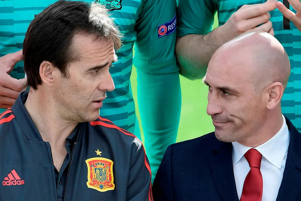 Da det spanske fotballandslaget skulle ta det offisielle lagbildet i forkant av VM var landslagssjef Julen Loptegui, til venstre, og fotballpresident Luis Manuel Rubiales fortsatt venner. En uke etterpå meldte Real Madrid at Loptegui ville ta over som manager fra høsten av. Rubiales gikk i taket og sparket Loptegui, bare to dager før Spanias første VM-kamp mot Portugal.
