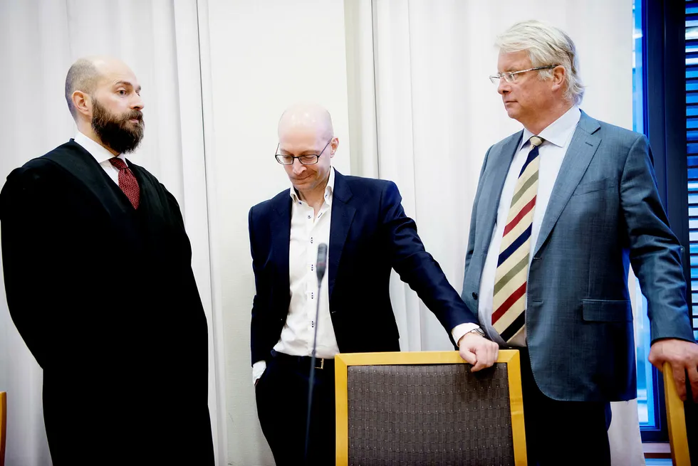 To Petter Stordalen-selskaper er dømt til å betale erstatning. Fra venstre advokat Mathias Tveten, finansdirektør Mads B. Koch i Strawberry Fields og styreleder Henrik Christensen i Strawberry Group. Foto: Mikaela Berg