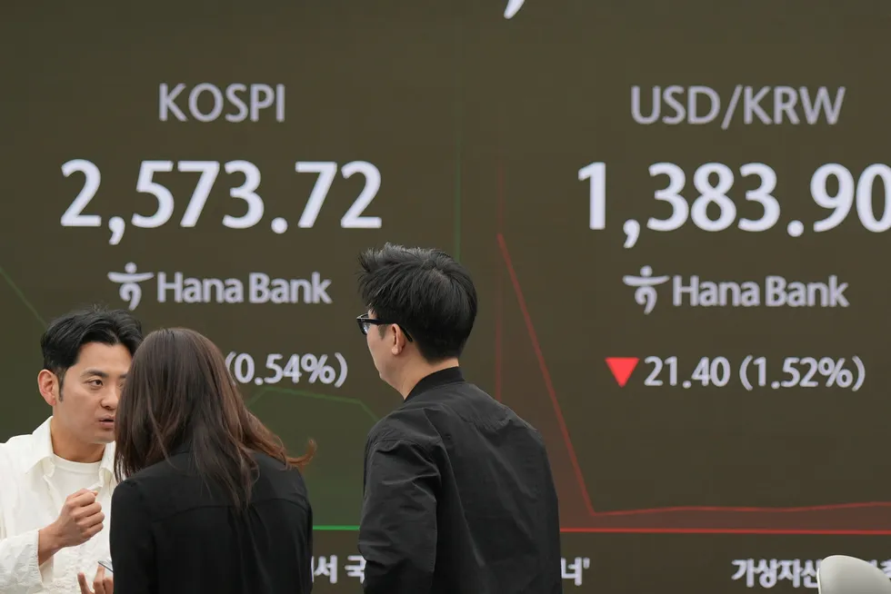 Det er uro ved valutamarkedene i Asia. Den taiwanske dollaren styrket seg kraftig tidligere denne uken. På onsdag er det den sørkoreanske wonen som har styrket seg mot amerikanske dollar. Det spekuleres i at dette har å gjøre med pågående handelsforhandlilnger. Her fra Hana Bank i Seoul onsdag formiddag.