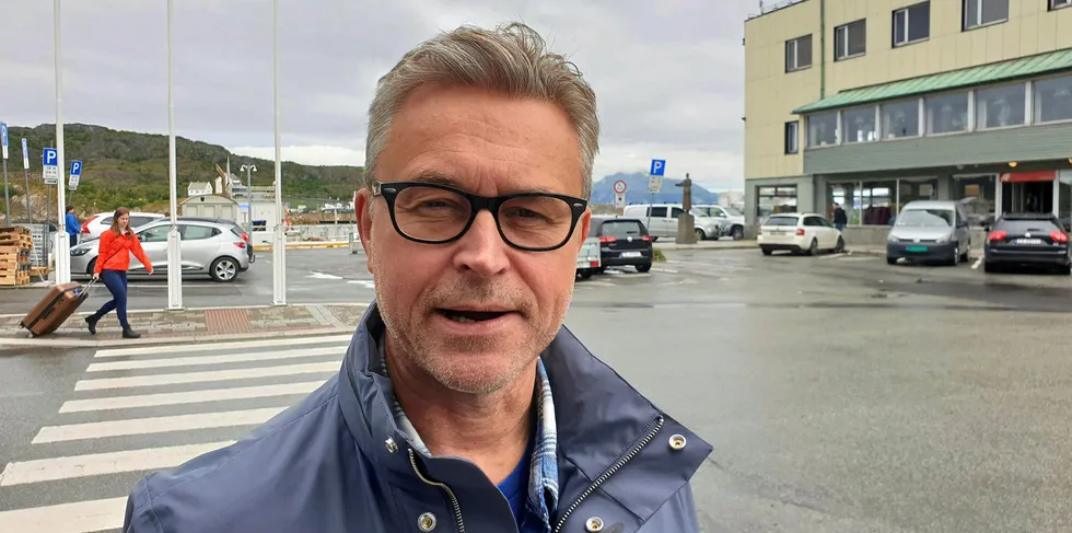 Fiskeri- og sjømatministeren følger programmet på Lofotseminaret onsdag. her ser vi Odd Emil Ingebrigtsen (H) foran hotellet Havet i hjembyen Bodø tidligere i år.