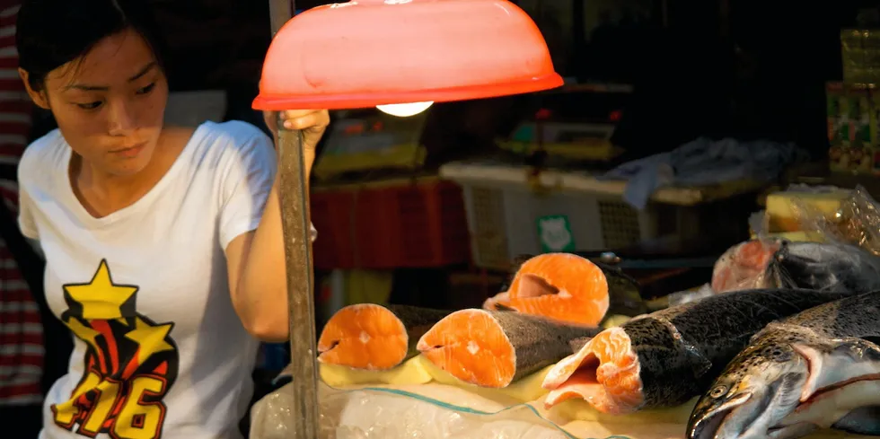 Laks til salgs på sjømatmarkedet Huangsha i millionbyen Guangzhou.