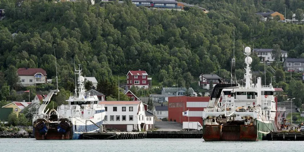 Trålere ved Ytre Rolløya-anlegget 21. juli 2008. Foto: Jon Eirik Olsen