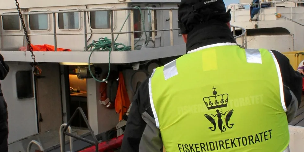 Fiskeridirektorate bistår politiet på tirsdagens store aksjon i fiskerinæringa. Bildet er tatt ved en annen og tidligere anledning