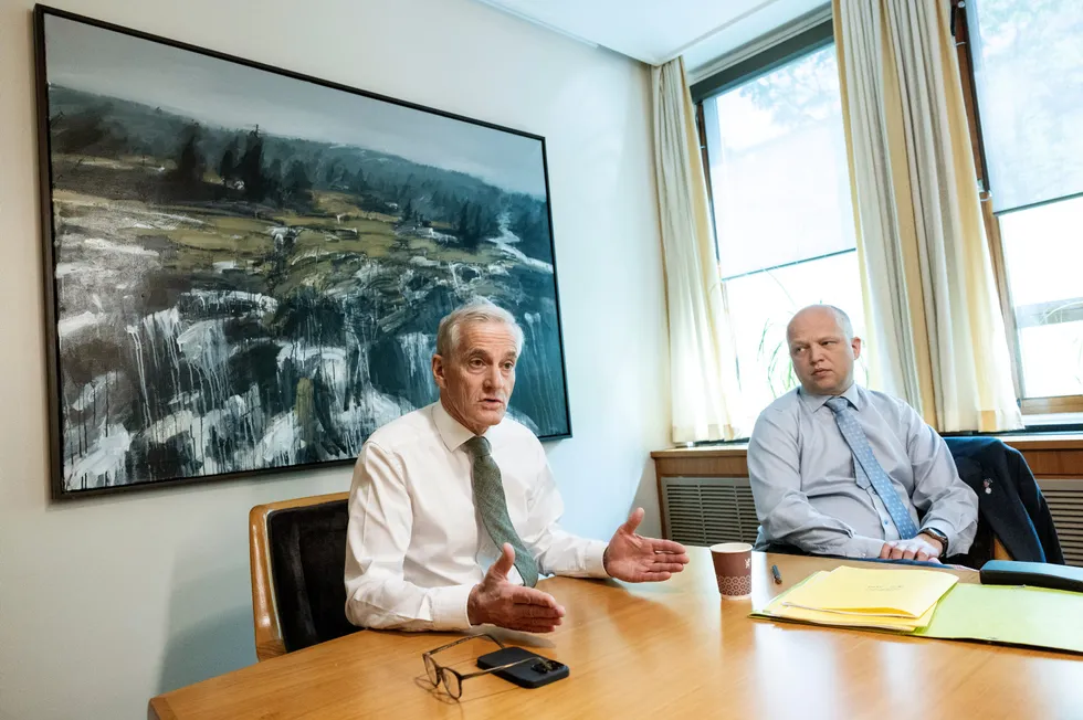 Finansminister Trygve Slagsvold Vedum og statsminister Jonas Gahr Støre møter DN i statsrådssalen på Stortinget. Her ble Nansen-pakken til Ukraina ble vedtatt. Nå forteller de to om hvordan regjeringen prioriterer pengene i år i lys av Ukraina-krigen.