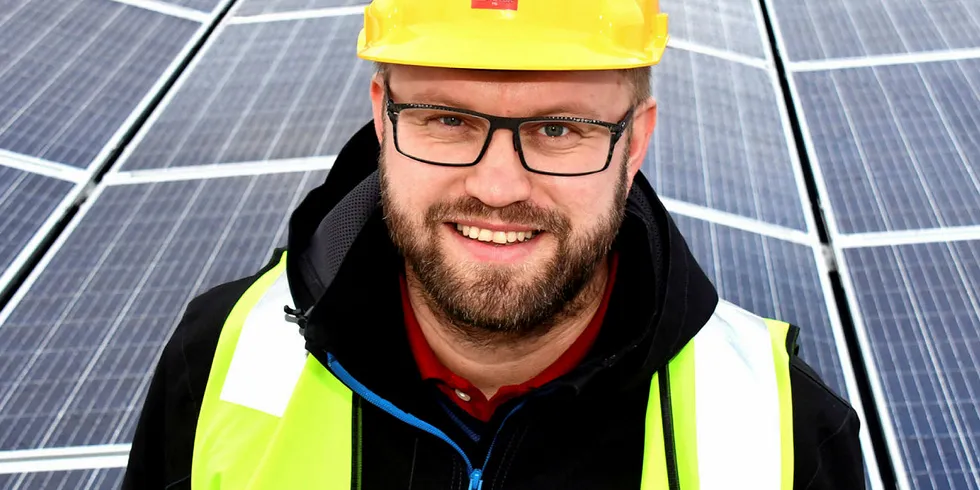 Monterer: Carl Christian Strømberg i Solcellespesialisten har tredoblet antall ansatte siden i fjor, men er likevel fullbooket ut året. Den solrike sommeren og den høye strømprisen er bra markedsføring for solcelle-bransjen.