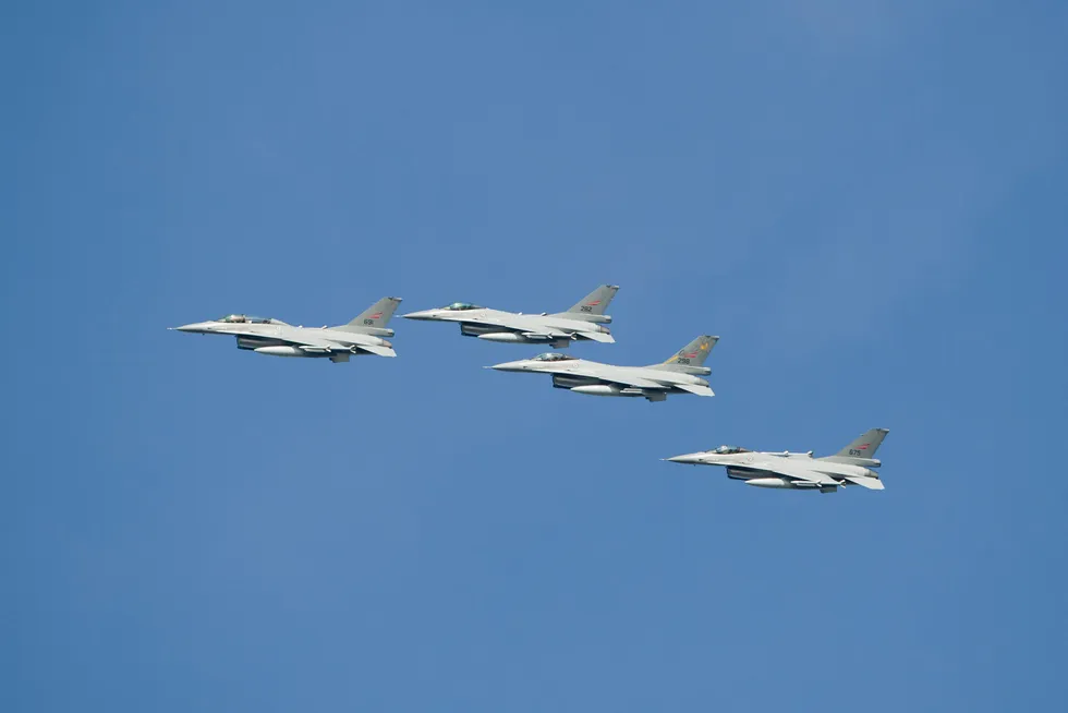 Fire F-16 jagerfly i luften over Oslofjorden under flyoppvisningen i 2020.