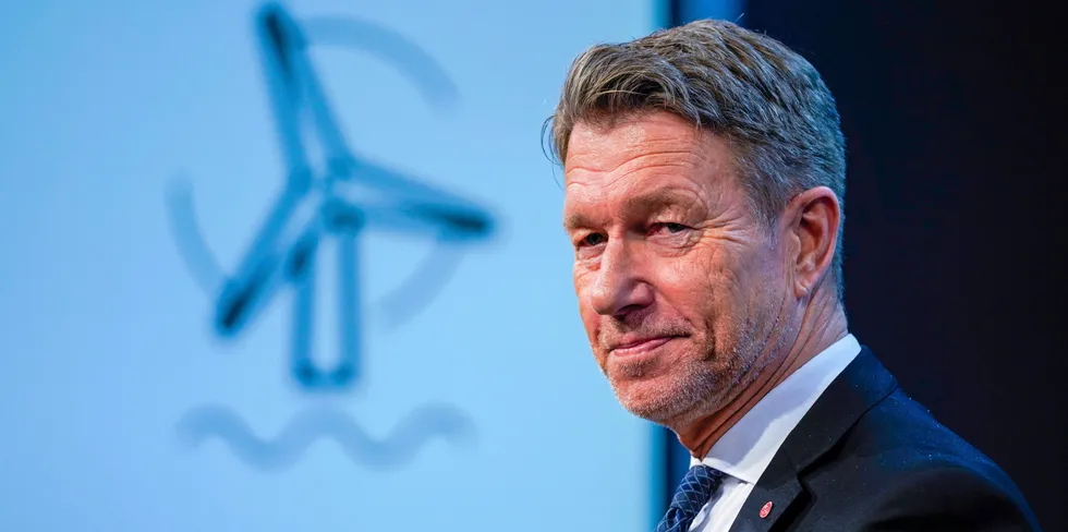 Om få dager går auksjonen på det første bunnfaste, norske havvindfeltet av stabelen. Energiminister Terje Aasland har forhåpninger til at minst én av de fire gjenværende aktørene vil by.