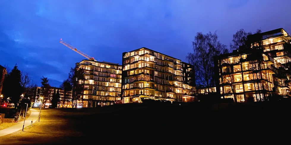 Strømprisene i hele landet faller torsdag. Men i de tre områdene sør for Dovre, holder områdeprisen seg fortsatt på nesten en krone per kWh. På det verste er prisen i sør 20 ganger høyere enn i nord.