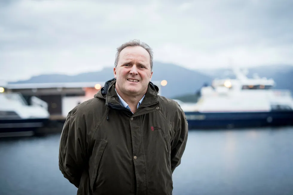Administrerende direktør Dagfinn Neteland i Fjord1 på bryggen i Florø. Foto: Skjalg Bøhmer Vold