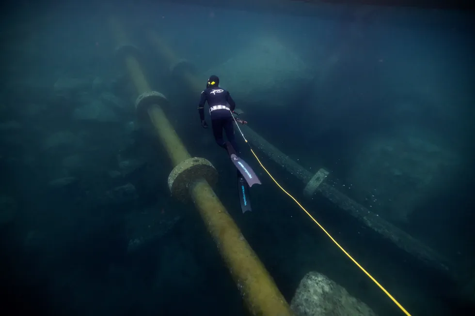 Store avløpsrør går ut i fjorden fra Nordlaks' settefiskanlegg i Nusfjord i Nordland.