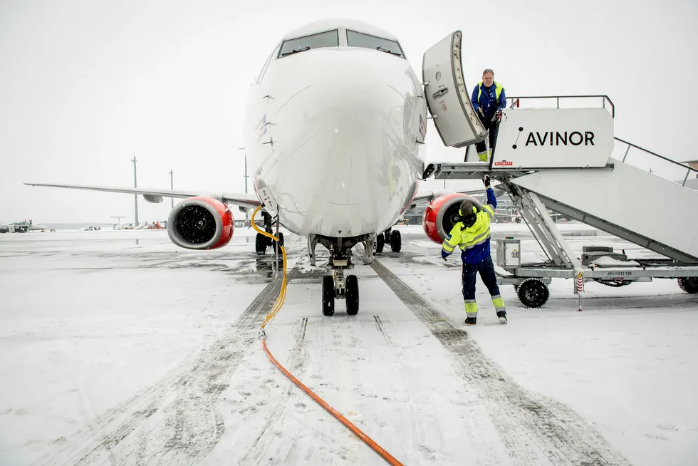 Statlige Avinor – som driver flyplassene i Norge – får hard medfart for dårlig økonomikontroll i en rapport fra Riksrevisjonen. Det kan føre til lavere inntekter for staten enn nødvendig eller for høye avgifter for flyselskapene, som SAS. Her fra Oslo lufthavn.
