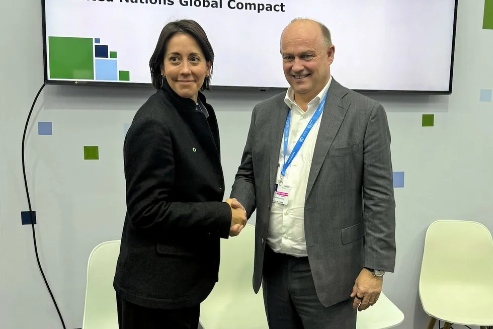 Sara Edmonson, head of global advocacy at Fortescue, and Andreas Enger, CEO of Hoegh Autoliners agree the cooperation.
