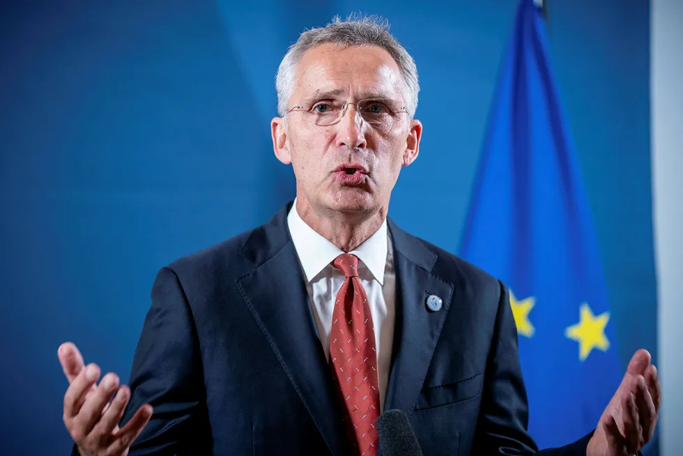 Jens Stoltenberg mener bevisene ikke etterlater tvil om at Navalnyj ble forgiftet med en nervegift i novitsjok-gruppen.